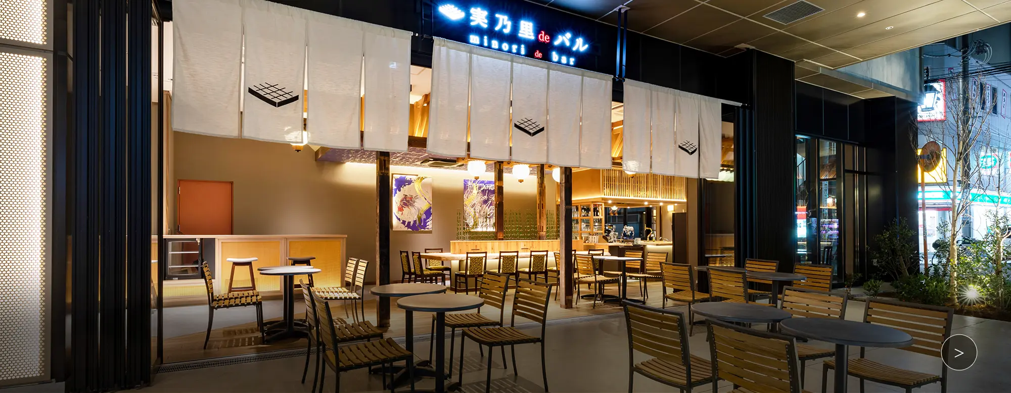 A restaurant and bar where you can enjoy a wide variety of drinks and food