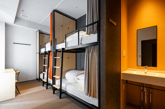 グループルーム 2段ベッド×2台／客室外シャワー・トイレ