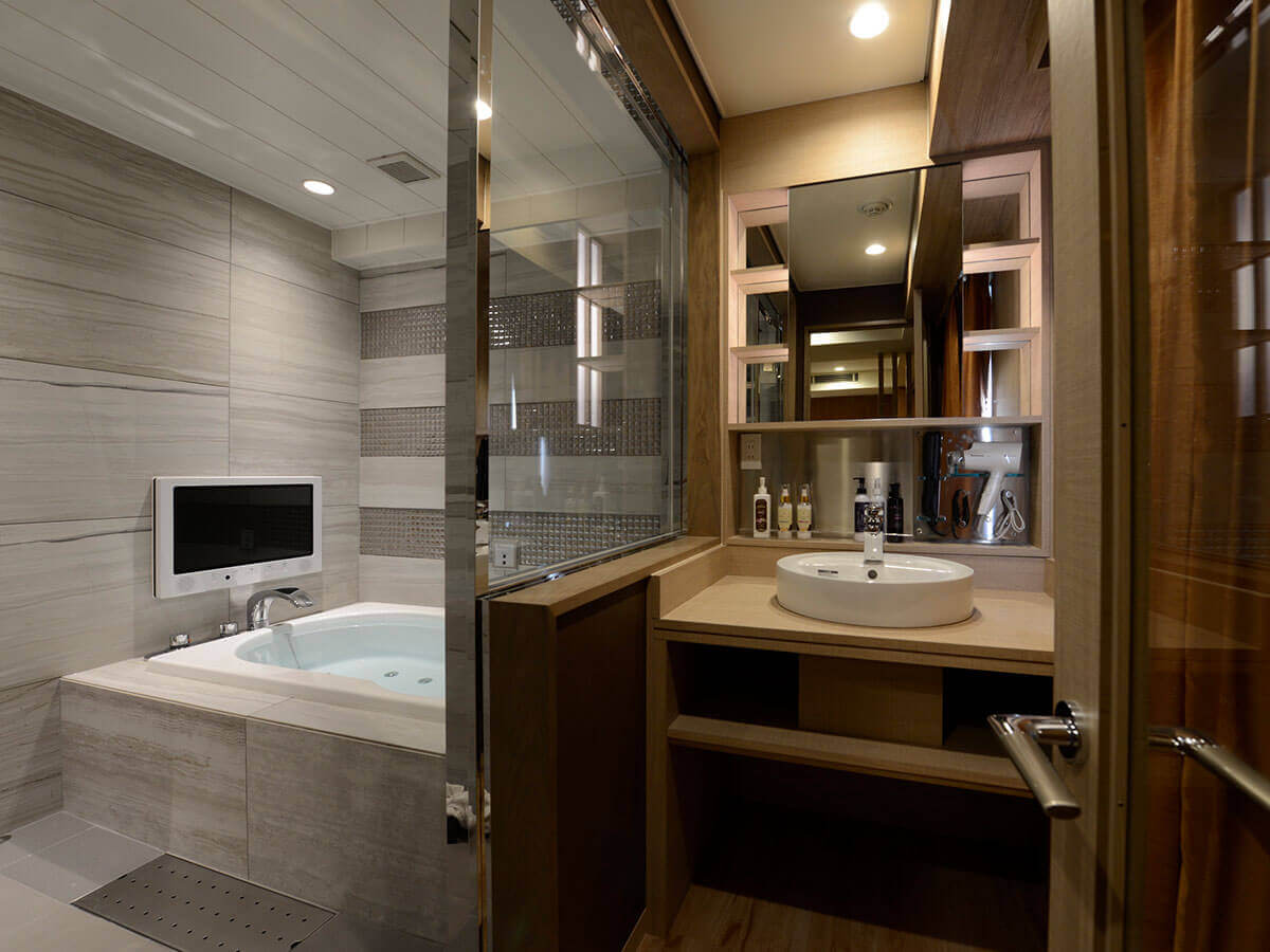 Deluxe Double (smoking/non-smoking) / bathroom