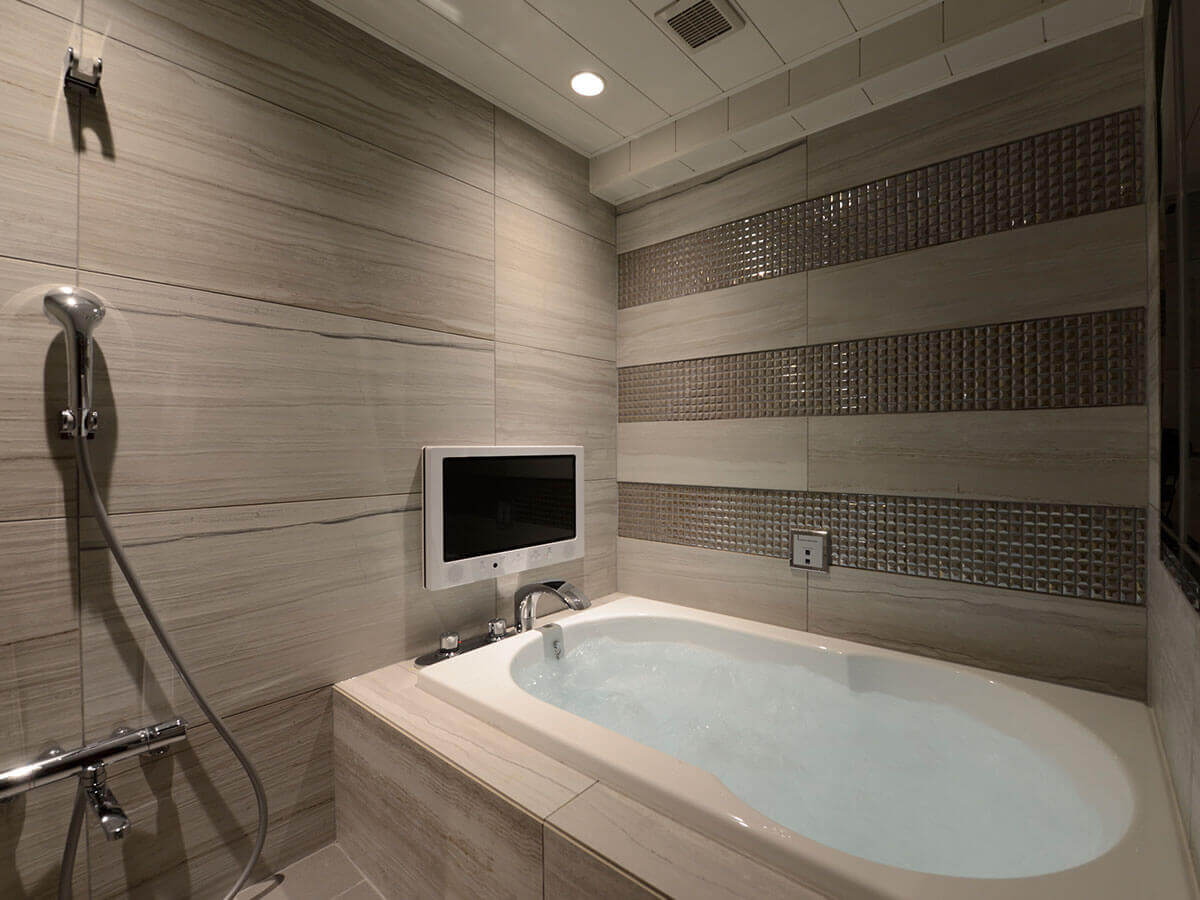 Deluxe Double (smoking/non-smoking) / bathroom