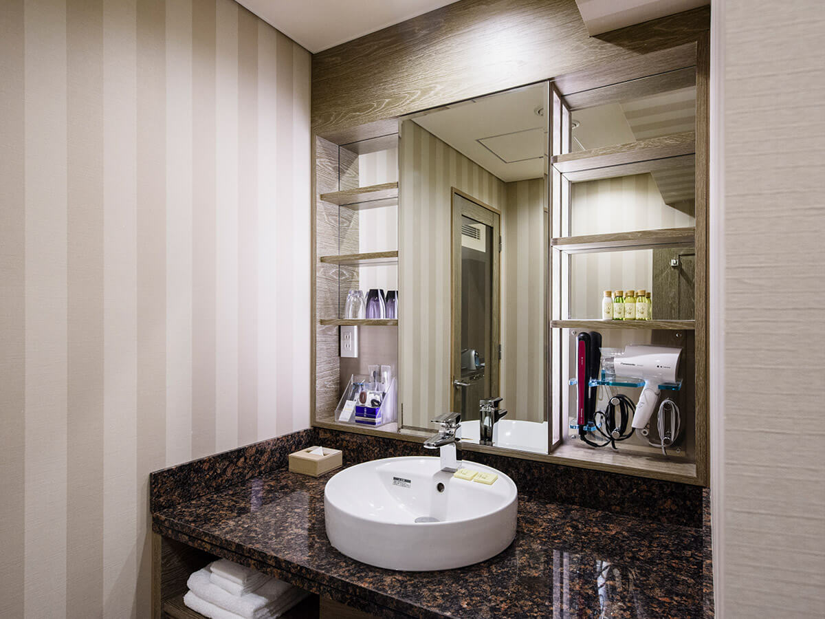 Deluxe Twin (Smoking/Non-smoking)/Washstand