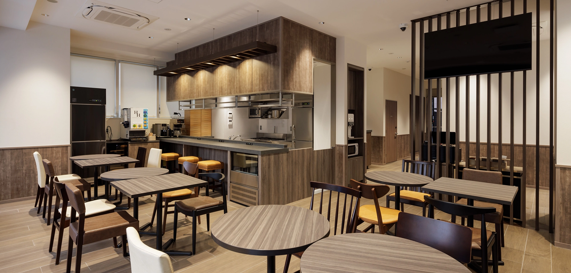 Cafe & Bar