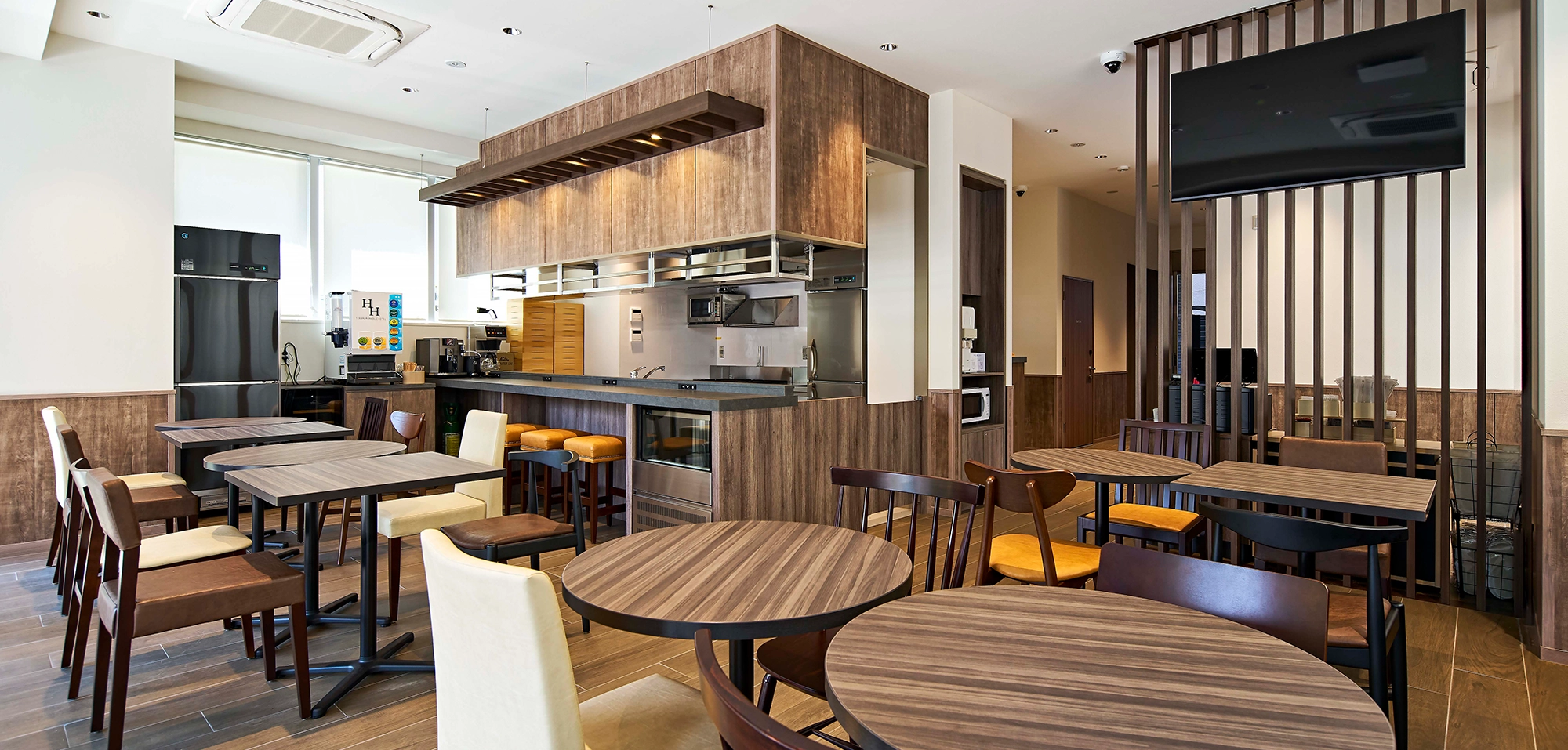 Cafe & Bar