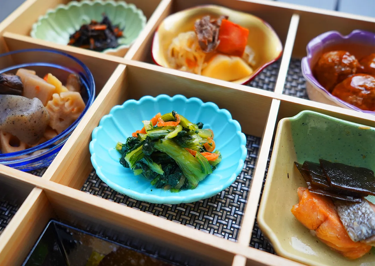 Breakfast / Japanese set meal with small side dishes