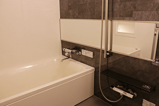 Spacious separate bathroom and bathtub